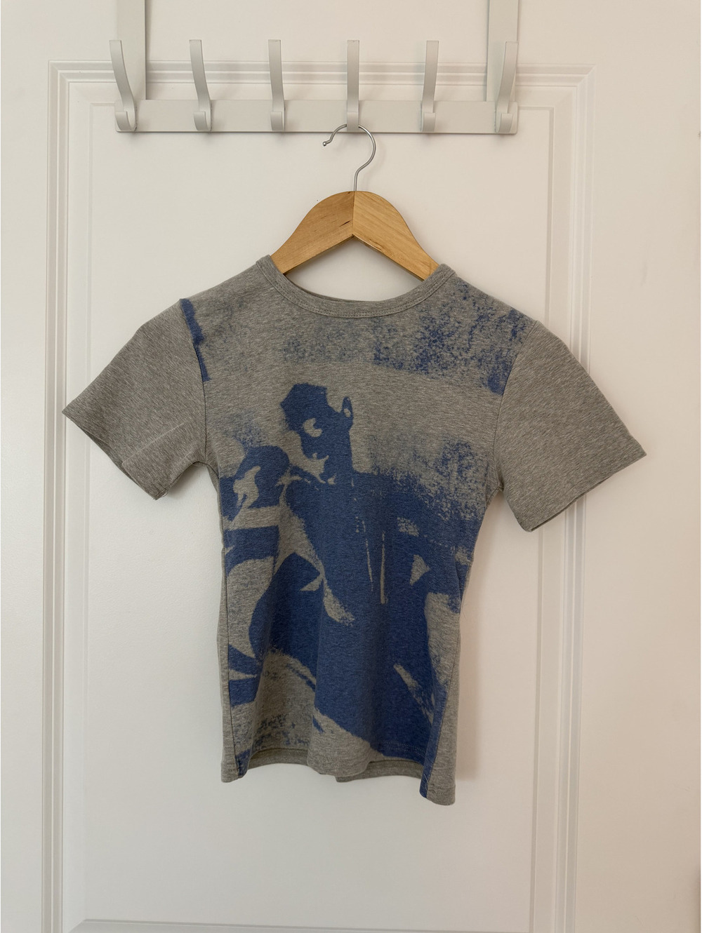 Gray Short Sleeve Graphic T-Shirt with Blue Abstract Design